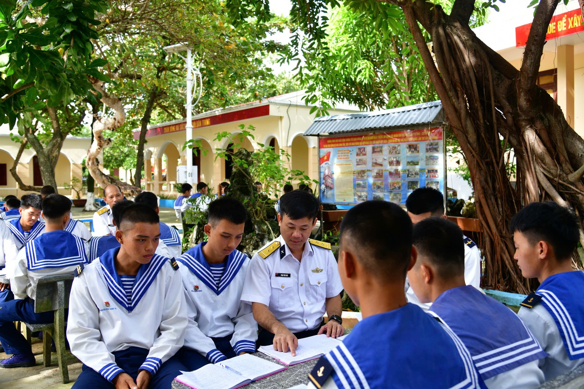 Quân dân Đặc khu Trường Sa thi đua lập thành tích chào đón ngày 30/4 và 1/5- Ảnh 1.