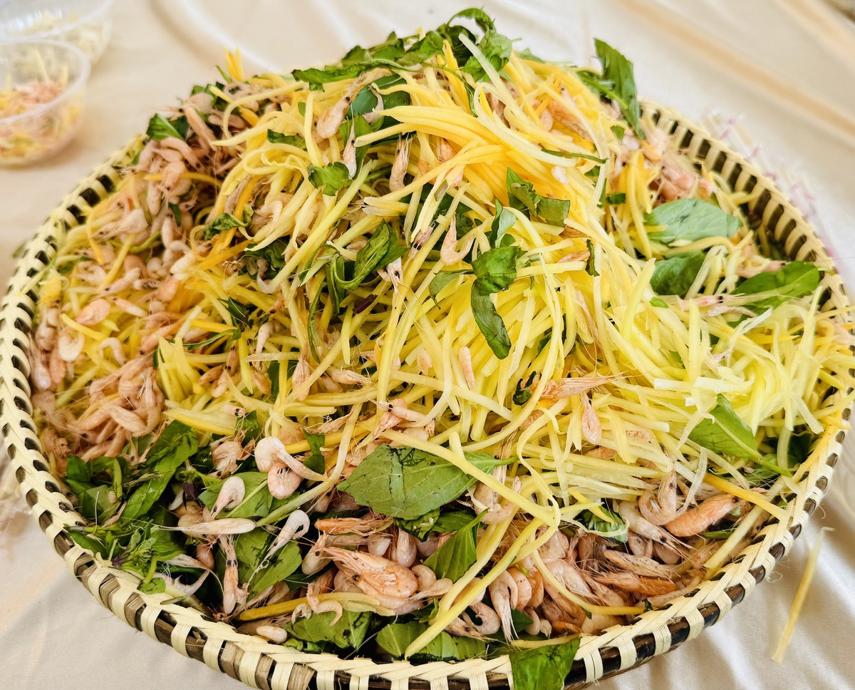 Món Bok Lahong được trưng bày ở 1 gian hàng trong chương trình. Ảnh: Hồ Lam