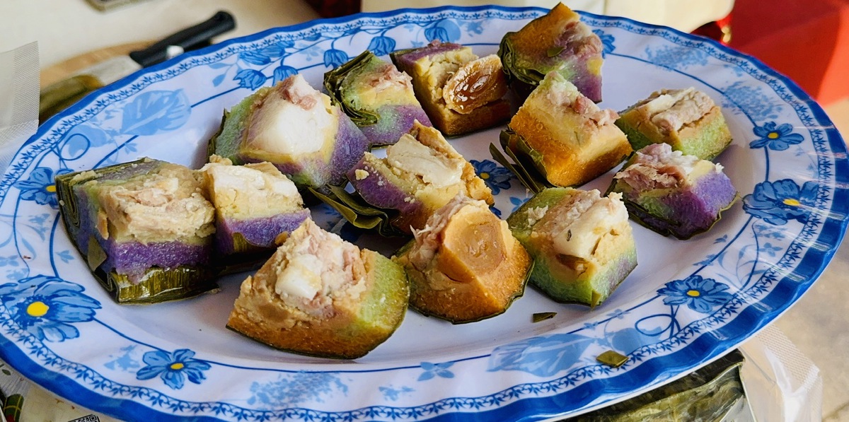 Mâm bánh tét Trà Cuôn, đặc sản Trà Vinh được chiêu đãi trong tiệc họp mặt. Ảnh: Hồ Lam