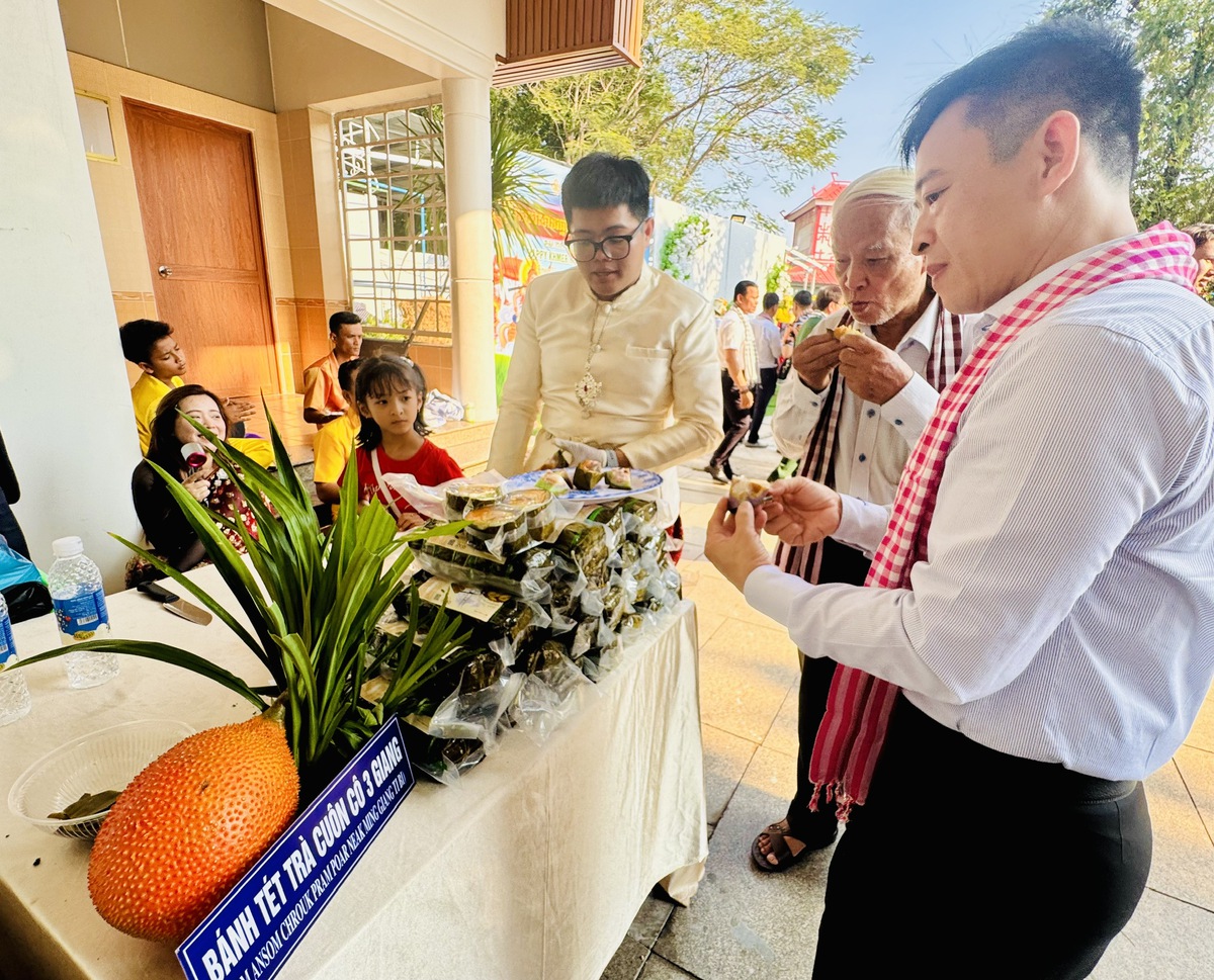 Gian hàng bánh tét Trà Cuôn thu hút nhiều người tham quan, thưởng thức. Ảnh: Hồ Lam