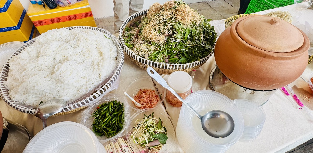 Gian hàng bún nước lèo Trà Vinh. Ảnh: Hồ Lam