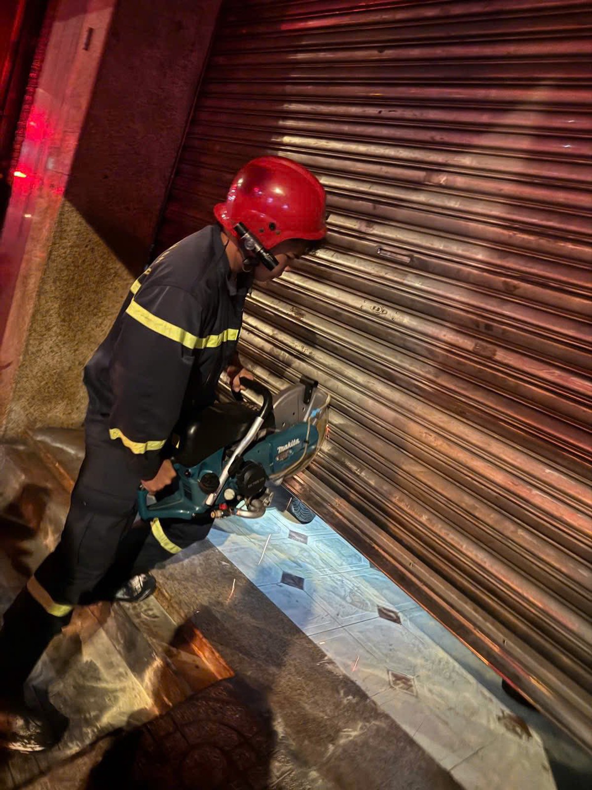 TPHCM: Dập đám cháy kịp thời, hướng dẫn 2 nạn nhân thoát nạn an toàn- Ảnh 2.