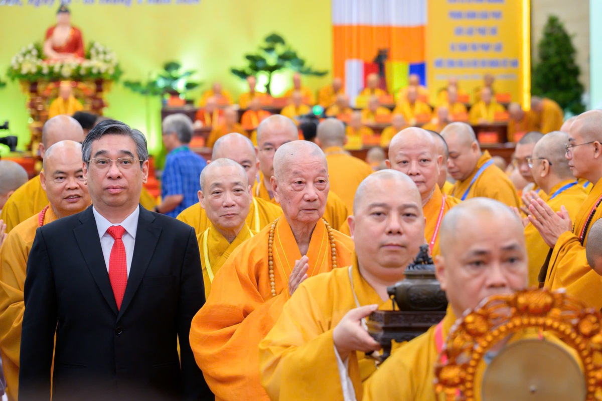 Uỷ viên Trung Ương Đảng, Phó Bí thư Thành ủy, Chủ tịch Ủy ban MTTQ Việt Nam TPHCM Nguyễn Phước Lộc (hàng thứ ba, bìa trái) ghi nhận, đánh giá cao, biểu dương các kết quả phật sự của Giáo hội Phật giáo TPHCM trong nhiệm kỳ qua.