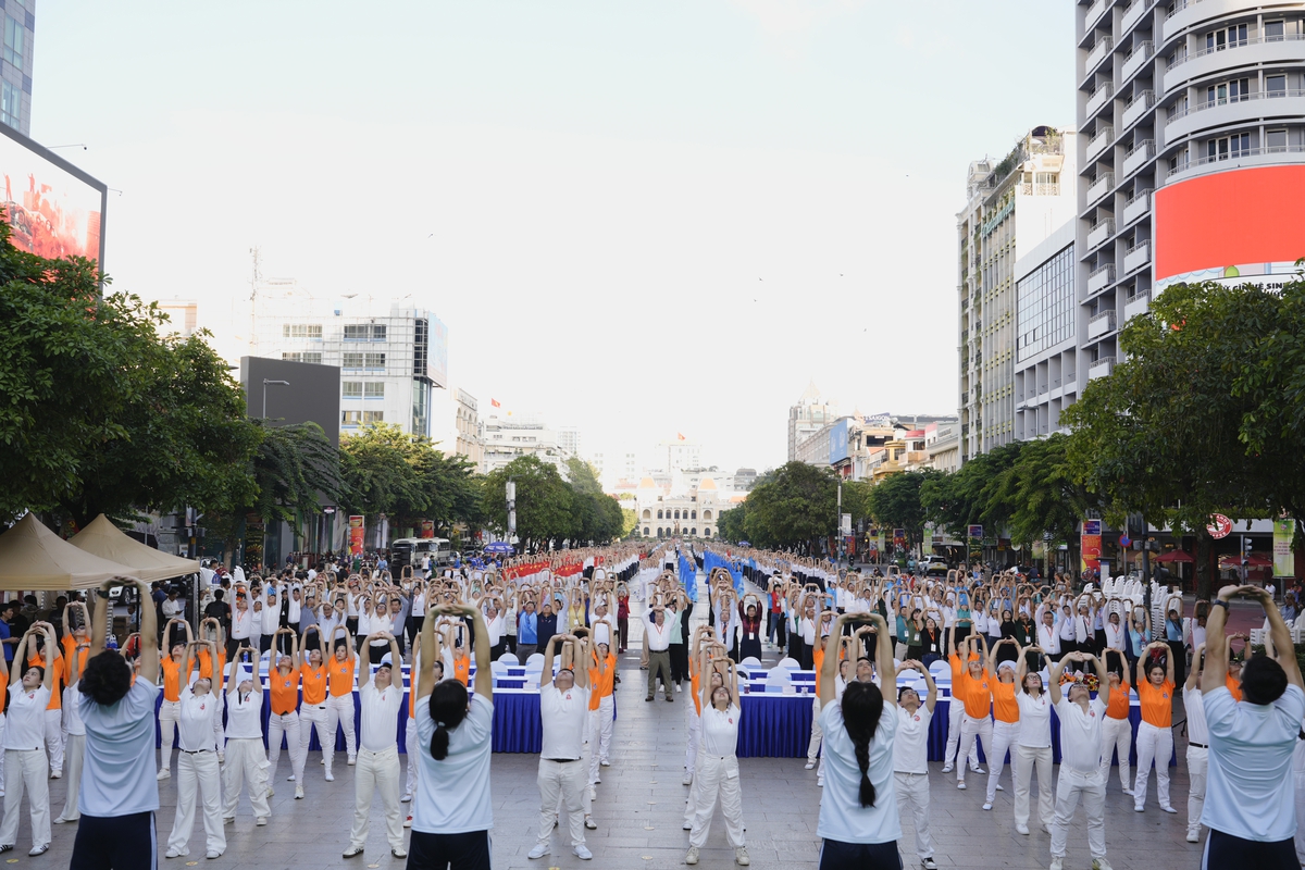 Vinamilk đồng hành cùng ngành Y tế TPHCM chăm sóc sức khỏe cộng đồng- Ảnh 1.