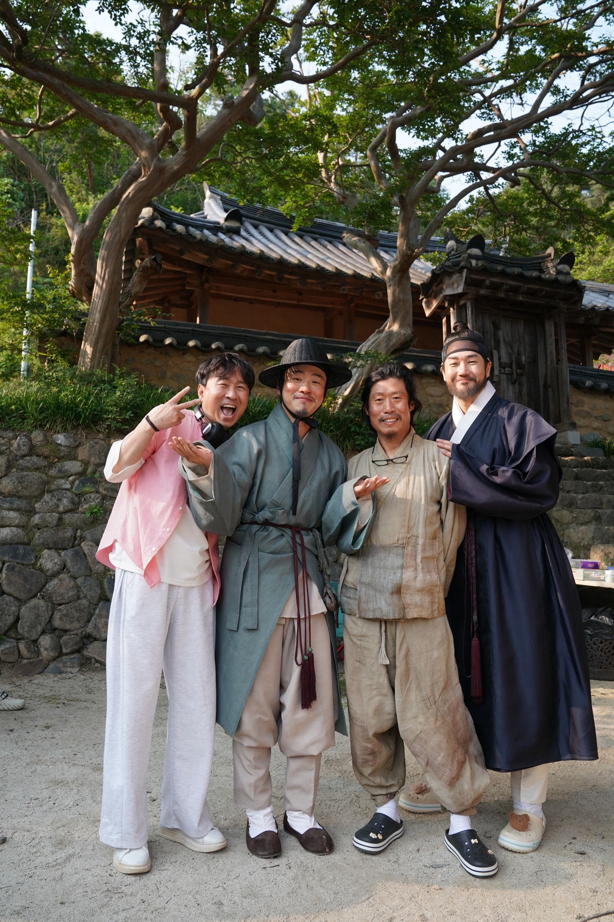 "Dưới bóng điện hạ" - phim Hàn Quốc doanh thu cao nhất mọi thời đại sắp ra rạp Việt- Ảnh 1. "Dưới bóng điện hạ" - phim Hàn Quốc doanh thu cao nhất mọi thời đại sắp ra rạp Việt- Ảnh 1.