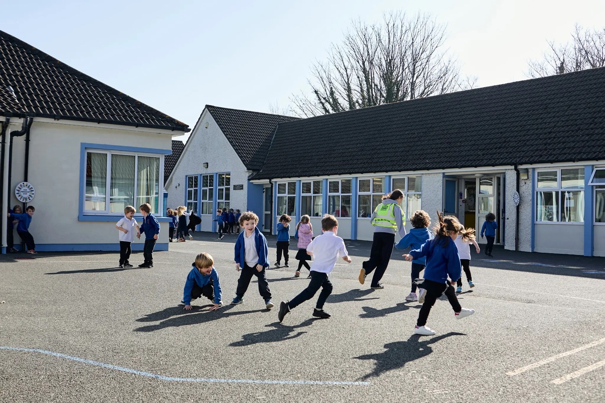 Tuổi thơ không điện thoại: Hiệu quả từ mô hình của một ngôi làng Ireland- Ảnh 1.