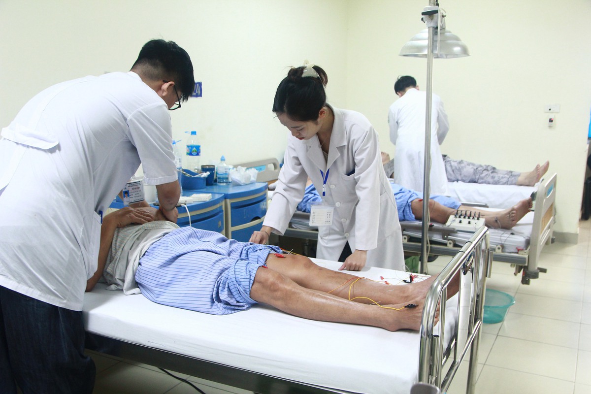 Đặt "hàng rào kỹ thuật" trước khi bác sĩ hành nghề Y- Ảnh 2. Đặt "hàng rào kỹ thuật" trước khi bác sĩ hành nghề Y- Ảnh 2.