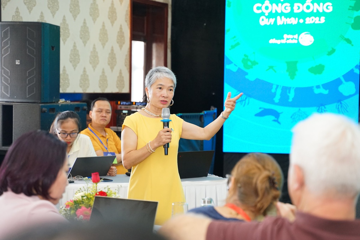 Bác sĩ Khuất Thị Hải Oanh chia sẻ tại một hội thảo