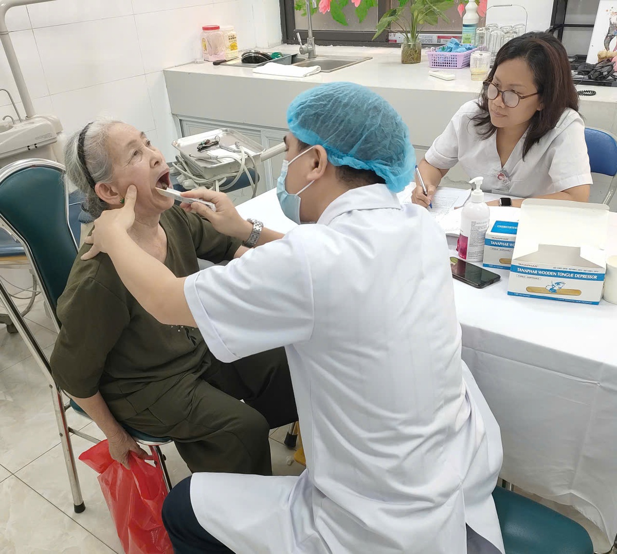 Đưa dịch vụ y tế chất lượng đến gần dân- Ảnh 2. Đưa dịch vụ y tế chất lượng đến gần dân- Ảnh 2.