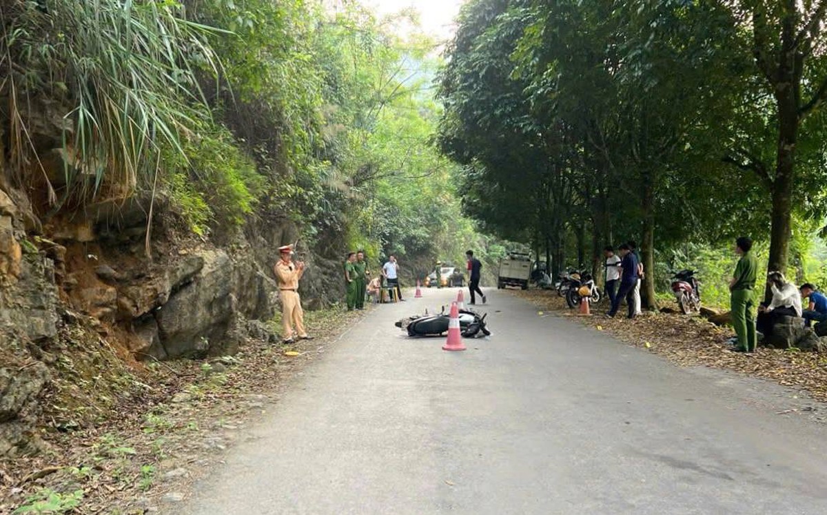 Nam thanh niên đi xe máy "kẹp 3" tông gãy chân CSGT- Ảnh 1.