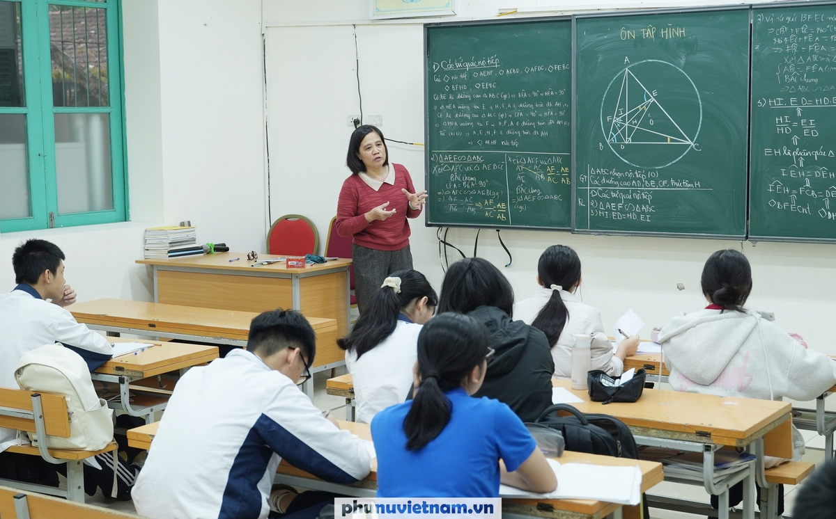 Thi vào lớp 10 công lập: Học sinh căng thẳng chạy đua với thời gian, phụ huynh “đứng ngồi không yên”- Ảnh 1.