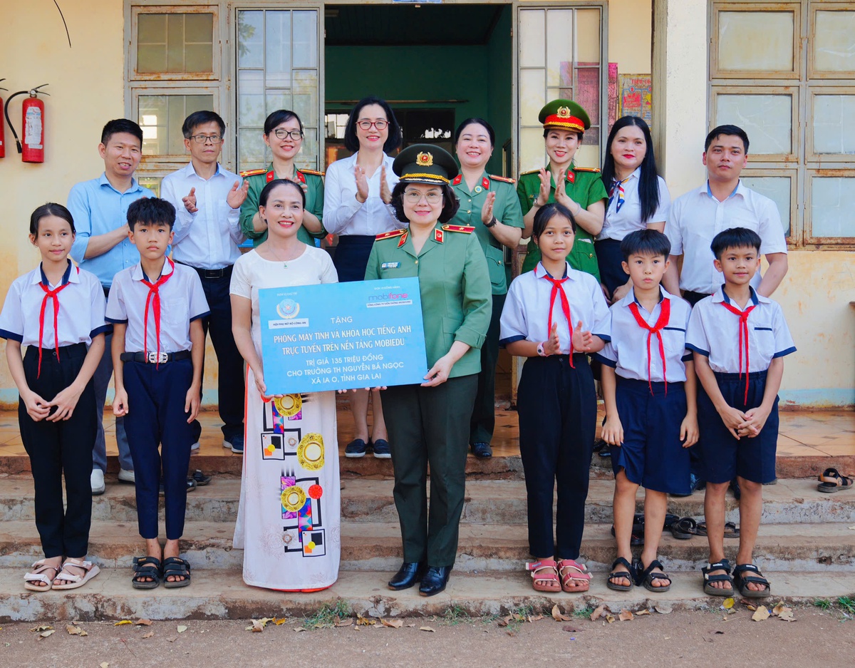 Hội Phụ nữ Bộ Công an: Nhiều hoạt động thiết thực hướng về phụ nữ và Nhân dân vùng biên giới- Ảnh 4.