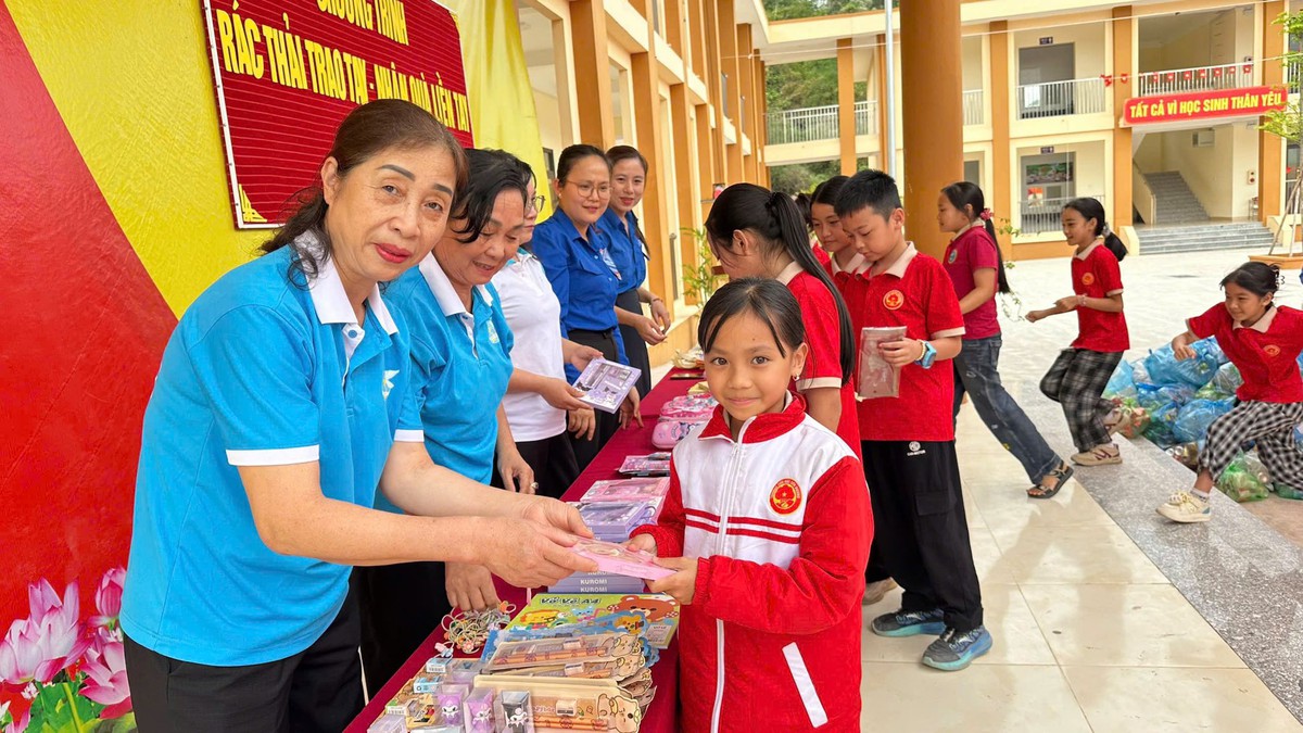 Phụ nữ Quảng Ninh nhân rộng lối sống xanh từ đất liền đến biển đảo- Ảnh 6.