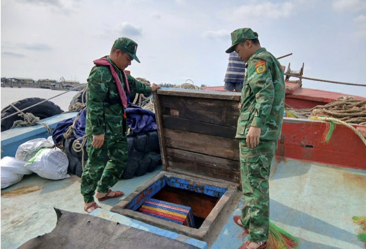 Bắt giữ 2 tàu vận chuyển trái phép 15.000 lít dầu DO- Ảnh 1.