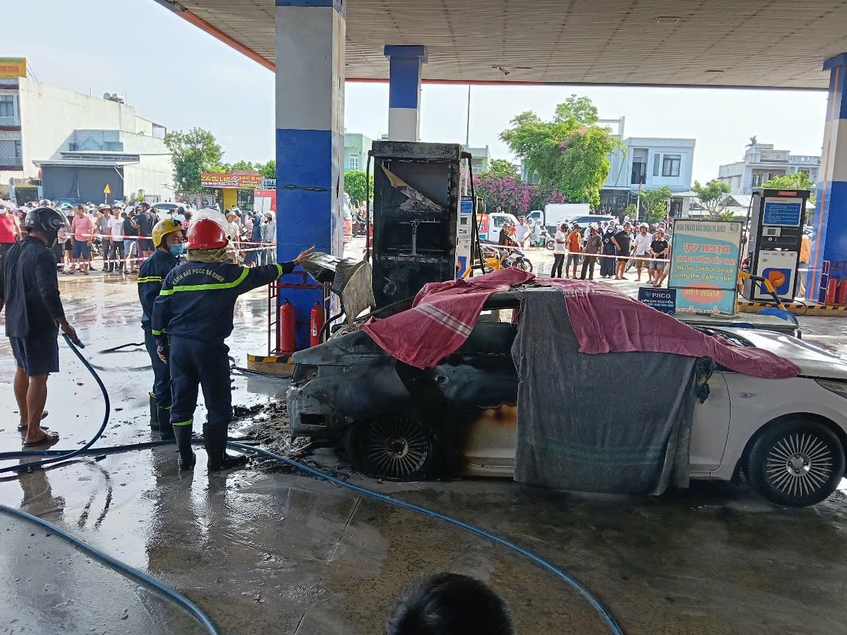 Ôtô bốc cháy dữ dội tại cây xăng, 2 người tử vong- Ảnh 1.