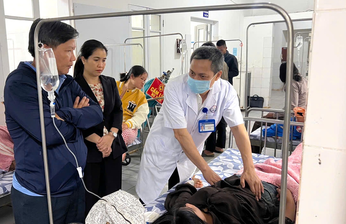Khẩn trương làm rõ nguyên nhân vụ nhiều người nhập viện nghi ngộ độc thực phẩm ở Quảng Trị- Ảnh 1.
