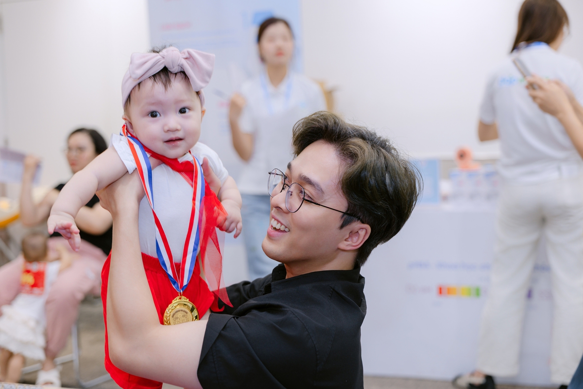 Ông bố trẻ khoe chiếc huy chương mà "tiểu thư" vừa giành được Ông bố trẻ khoe chiếc huy chương mà "tiểu thư" vừa giành được