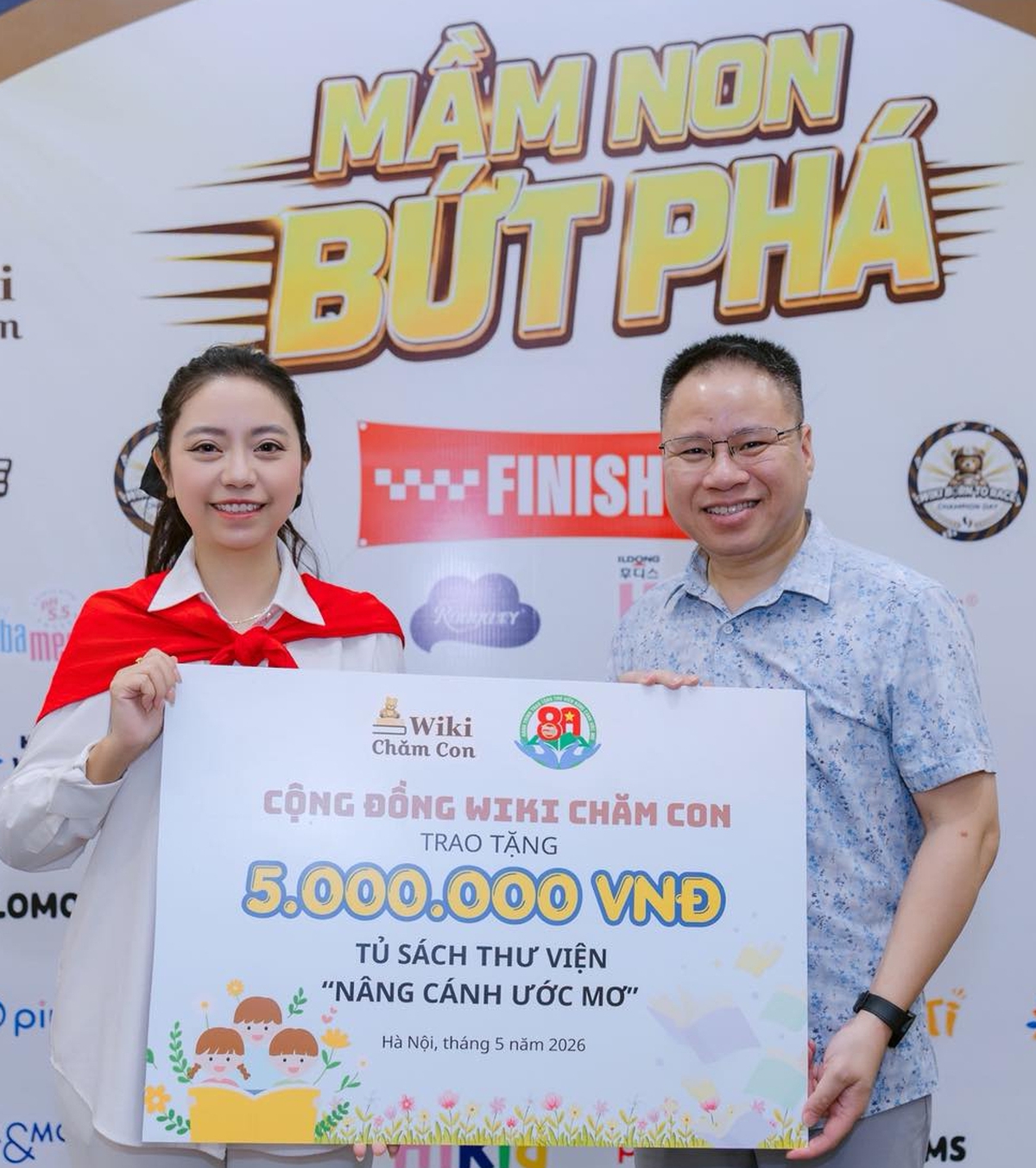 Đại diện Ban tổ chức trao tặng 5 triệu đồng cho dự án "Tủ sách thư viện Nâng cánh ước mơ" của báo Thiếu niên Tiền phong và Nhi đồng Đại diện Ban tổ chức trao tặng 5 triệu đồng cho dự án "Tủ sách thư viện Nâng cánh ước mơ" của báo Thiếu niên Tiền phong và Nhi đồng
