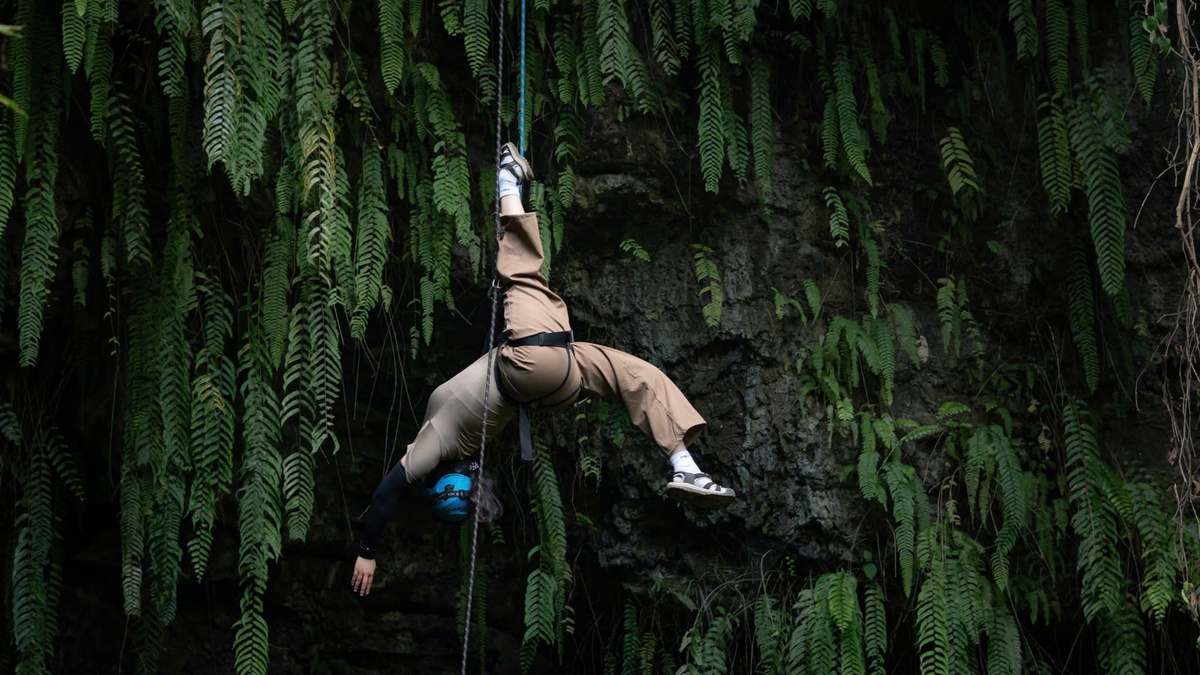 Hà Anh trải nghiệm abseiling (đu dây) từ miệng núi lửa cao 30m. Ảnh: NVCC