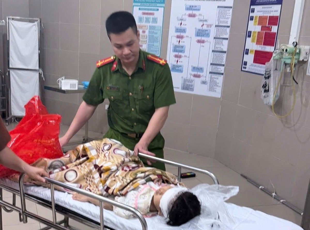 Giải cứu bé gái 5 tuổi lạc trong rừng giữa đêm khuya- Ảnh 1.