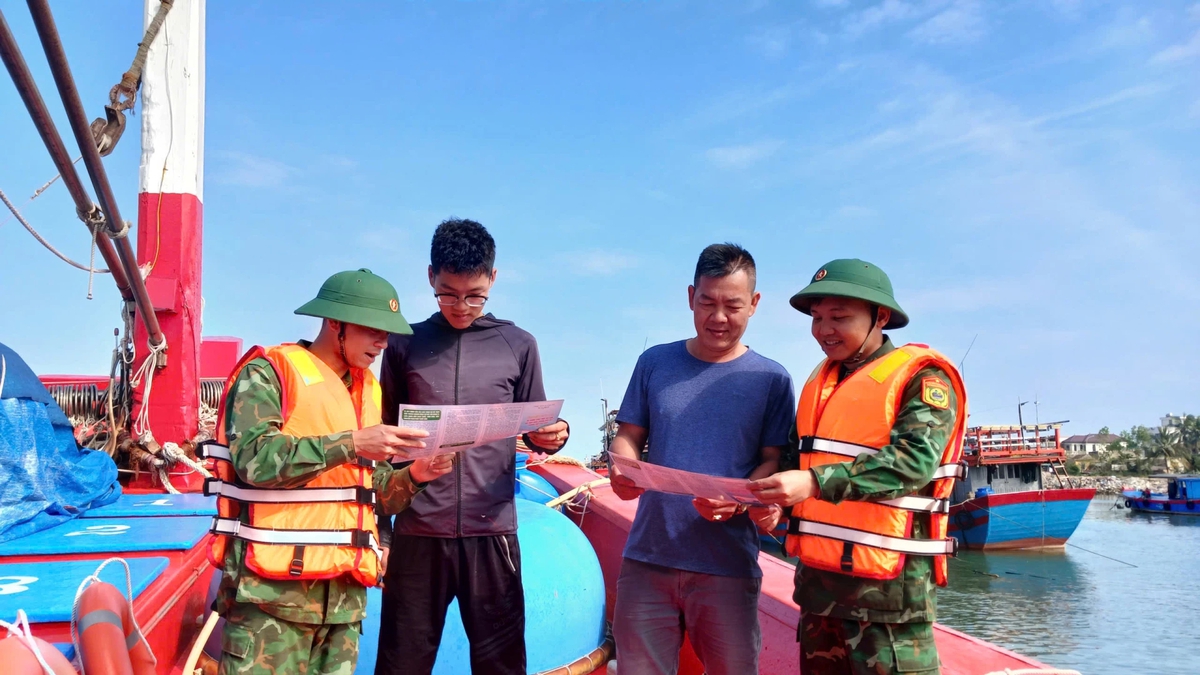 Cán bộ Mặt trận "3 gần - 5 phải - 4 không" cùng ngư dân bảo vệ chủ quyền biển, đảo- Ảnh 2.