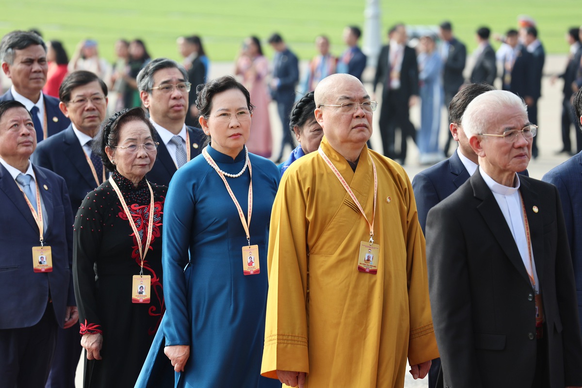 Đoàn đại biểu dự Đại hội MTTQ Việt Nam lần thứ XI vào Lăng viếng Chủ tịch Hồ Chí Minh- Ảnh 2.