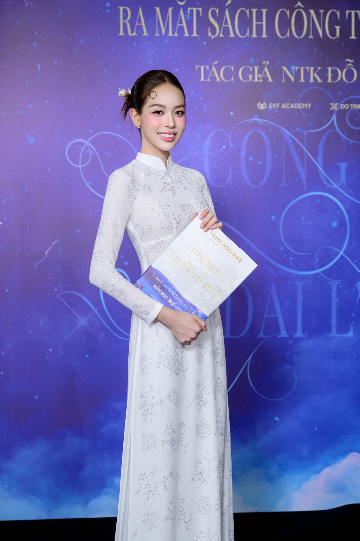 Hoa hậu Thanh Thủy trẻ trung, thanh lịch trong thiết kế áo dài ly vuông tại sự kiện Hoa hậu Thanh Thủy trẻ trung, thanh lịch trong thiết kế áo dài ly vuông tại sự kiện