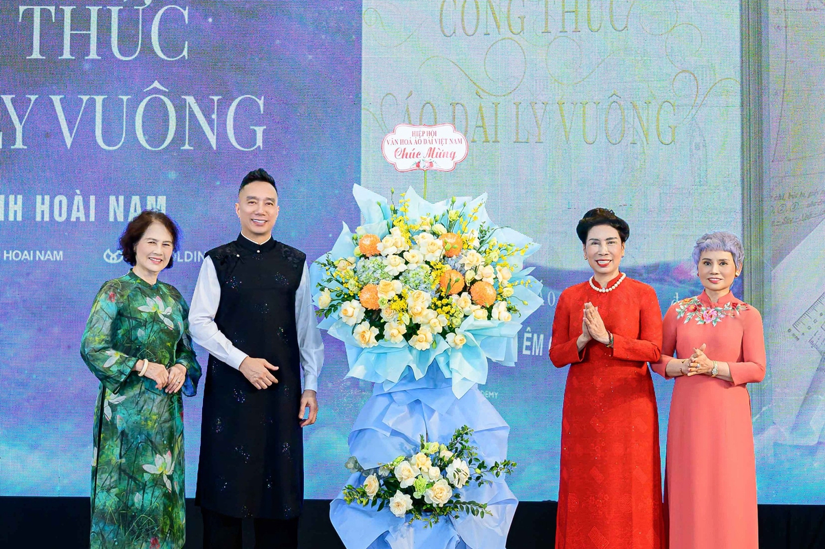 Sự kiện quy tụ đông đảo đại biểu, chuyên gia, nghệ sĩ và khách mời trong lĩnh vực văn hóa, giáo dục, truyền thông cùng cộng đồng yêu áo dài Việt Nam Sự kiện quy tụ đông đảo đại biểu, chuyên gia, nghệ sĩ và khách mời trong lĩnh vực văn hóa, giáo dục, truyền thông cùng cộng đồng yêu áo dài Việt Nam
