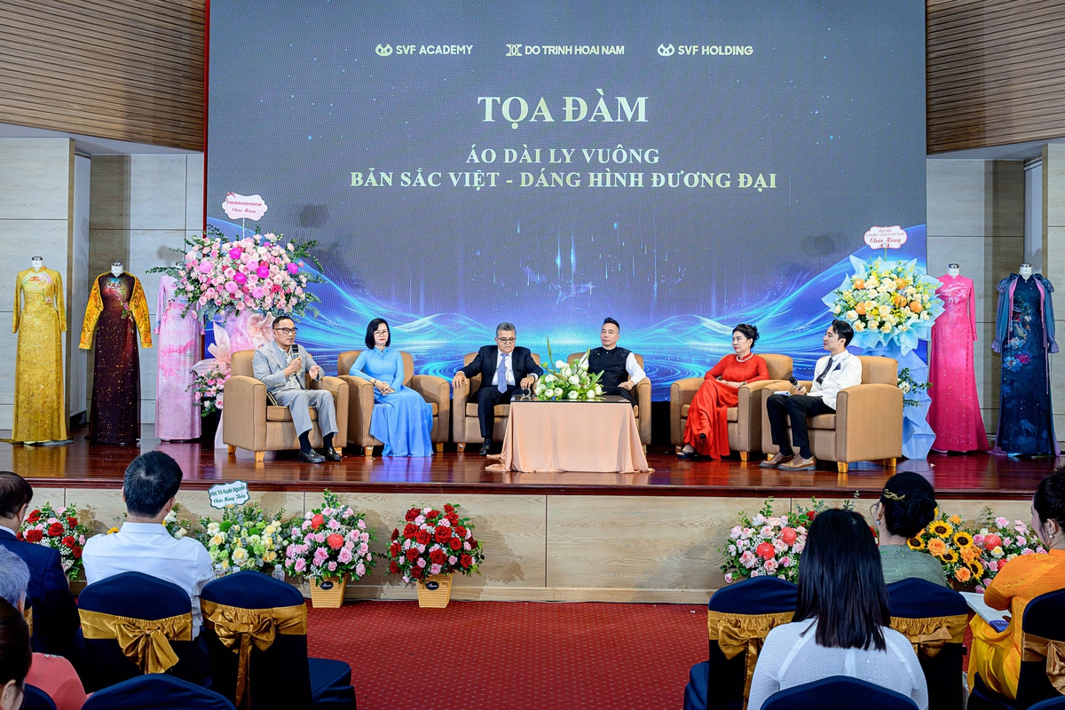Tọa đàm “Áo dài ly vuông – Bản sắc Việt, dáng hình đương đại” có sự tham gia của bà Đặng Thị Bích Liên, Ngài Saadi Salama, bà Phạm Thị Hương Giang, ông Vũ Chí Công và NTK Đỗ Trịnh Hoài Nam, cùng trao đổi về giá trị áo dài trong đời sống đương đại và hướng tiếp cận tri thức nghề thông qua sách và đào tạo Tọa đàm “Áo dài ly vuông – Bản sắc Việt, dáng hình đương đại” có sự tham gia của bà Đặng Thị Bích Liên, Ngài Saadi Salama, bà Phạm Thị Hương Giang, ông Vũ Chí Công và NTK Đỗ Trịnh Hoài Nam, cùng trao đổi về giá trị áo dài trong đời sống đương đại và hướng tiếp cận tri thức nghề thông qua sách và đào tạo