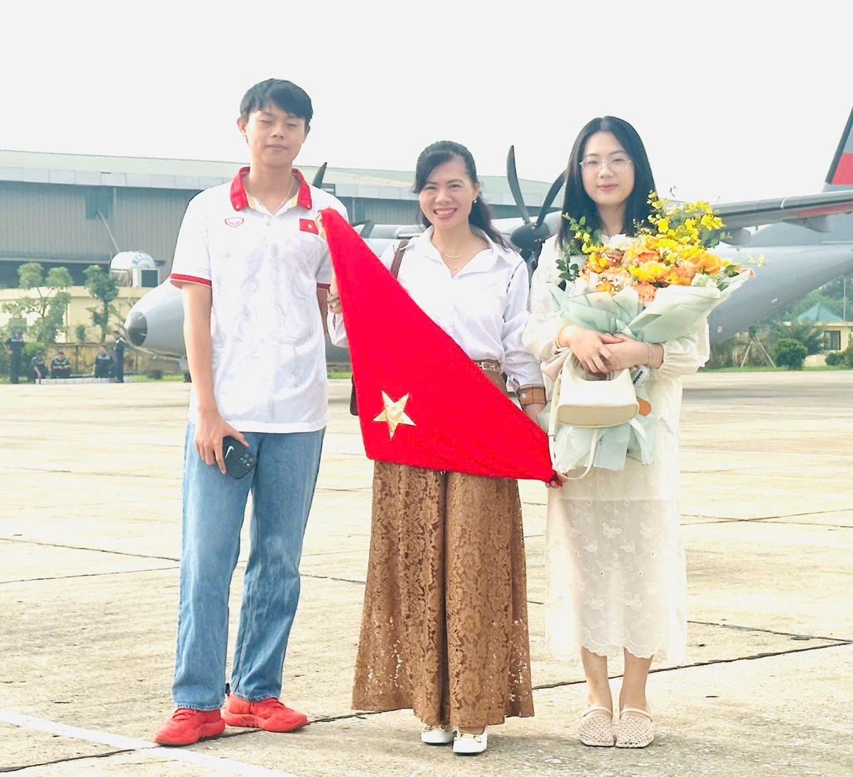 Chuyện tình lãng mạn của chàng phi công nên duyên từ chiếc xe đạp cũ- Ảnh 1.