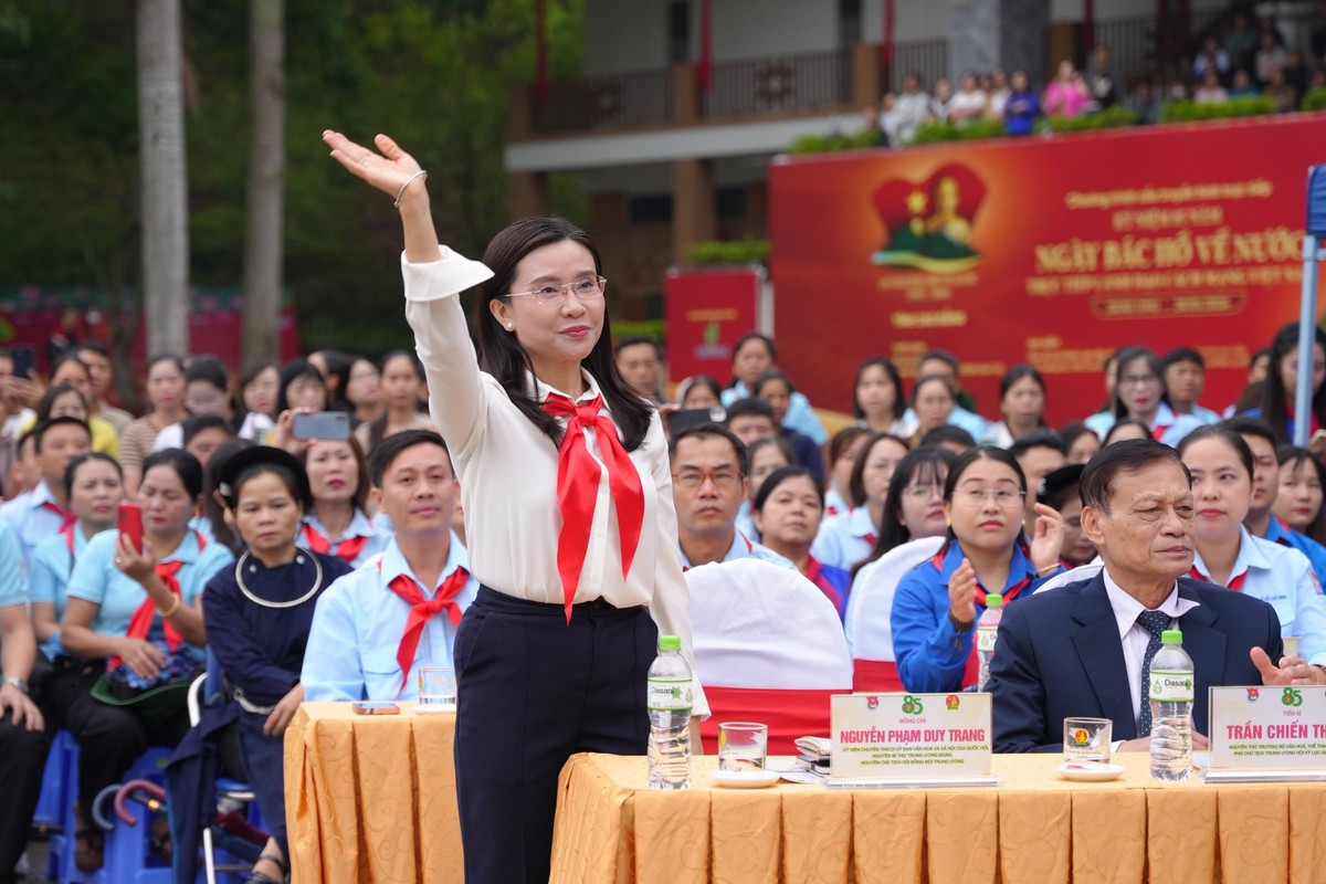 Xác lập Kỷ lục "Màn đồng diễn Nghi thức Đội" đông nhất Việt Nam- Ảnh 1. Xác lập Kỷ lục "Màn đồng diễn Nghi thức Đội" đông nhất Việt Nam- Ảnh 1.