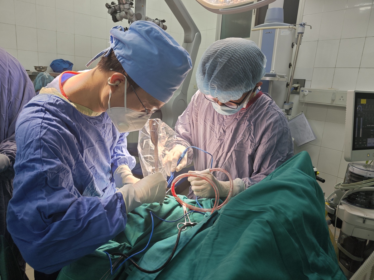 Cấp cứu khẩn cho bé 11 tuổi bị dao bầu cắm sâu vào đầu- Ảnh 1.