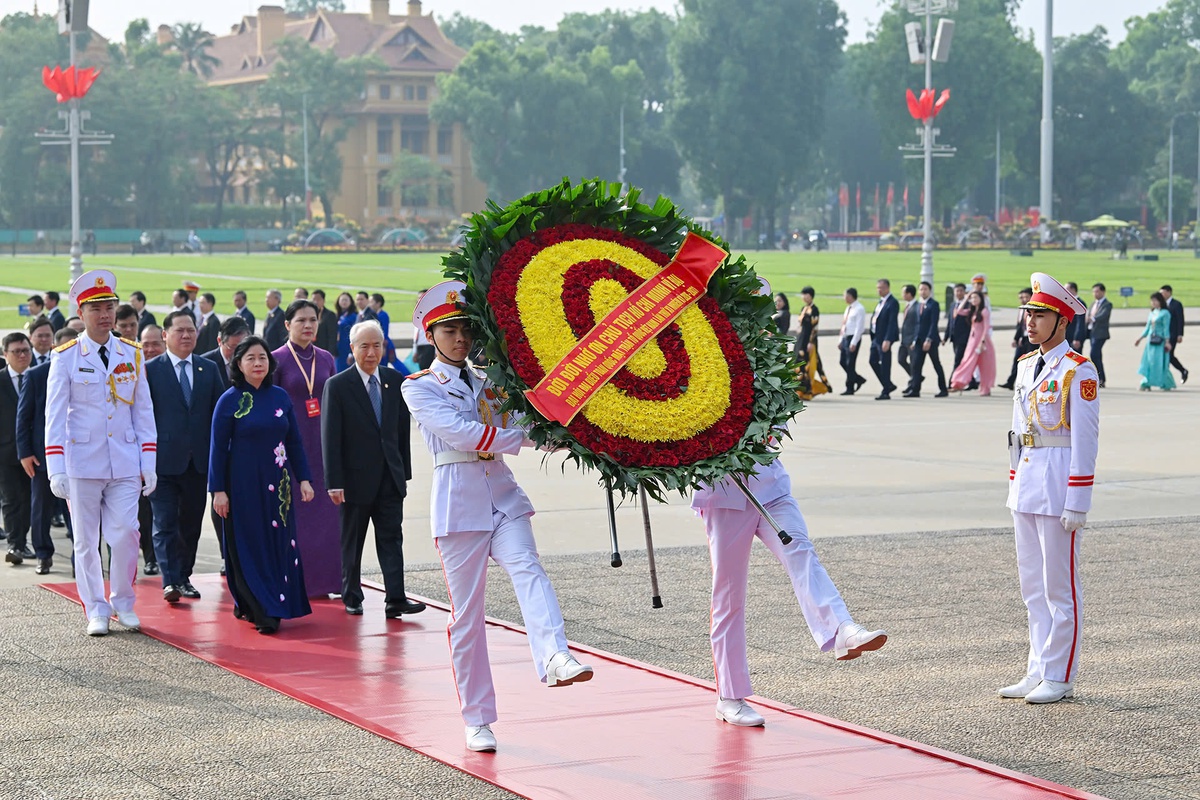 Đoàn đại biểu dự Đại hội MTTQ Việt Nam lần thứ XI vào Lăng viếng Chủ tịch Hồ Chí Minh- Ảnh 1.