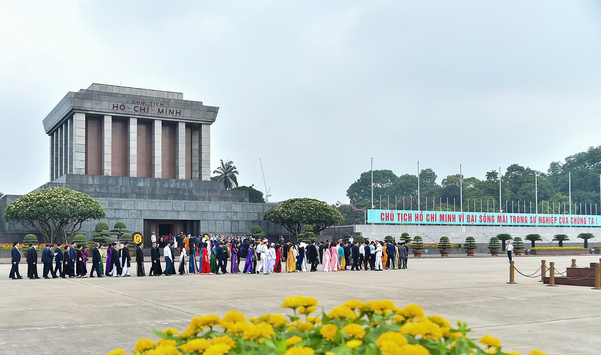 Đoàn đại biểu dự Đại hội MTTQ Việt Nam lần thứ XI vào Lăng viếng Chủ tịch Hồ Chí Minh- Ảnh 3.