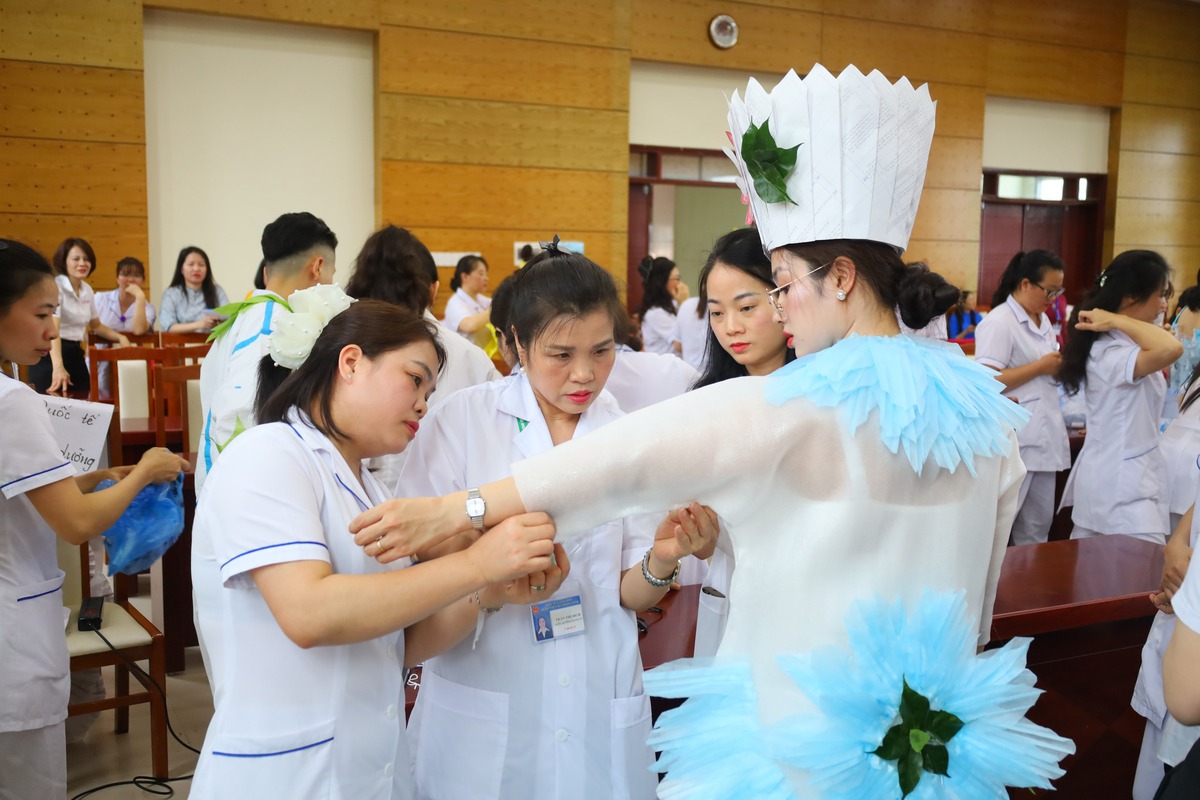 Hơn 70 nữ điều dưỡng thi trình diễn thời trang- Ảnh 1.