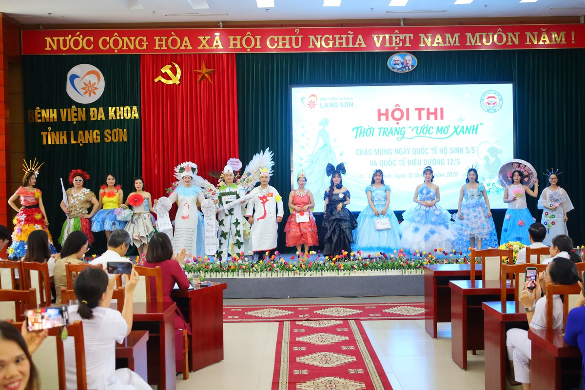 Hơn 70 nữ điều dưỡng thi trình diễn thời trang- Ảnh 2.