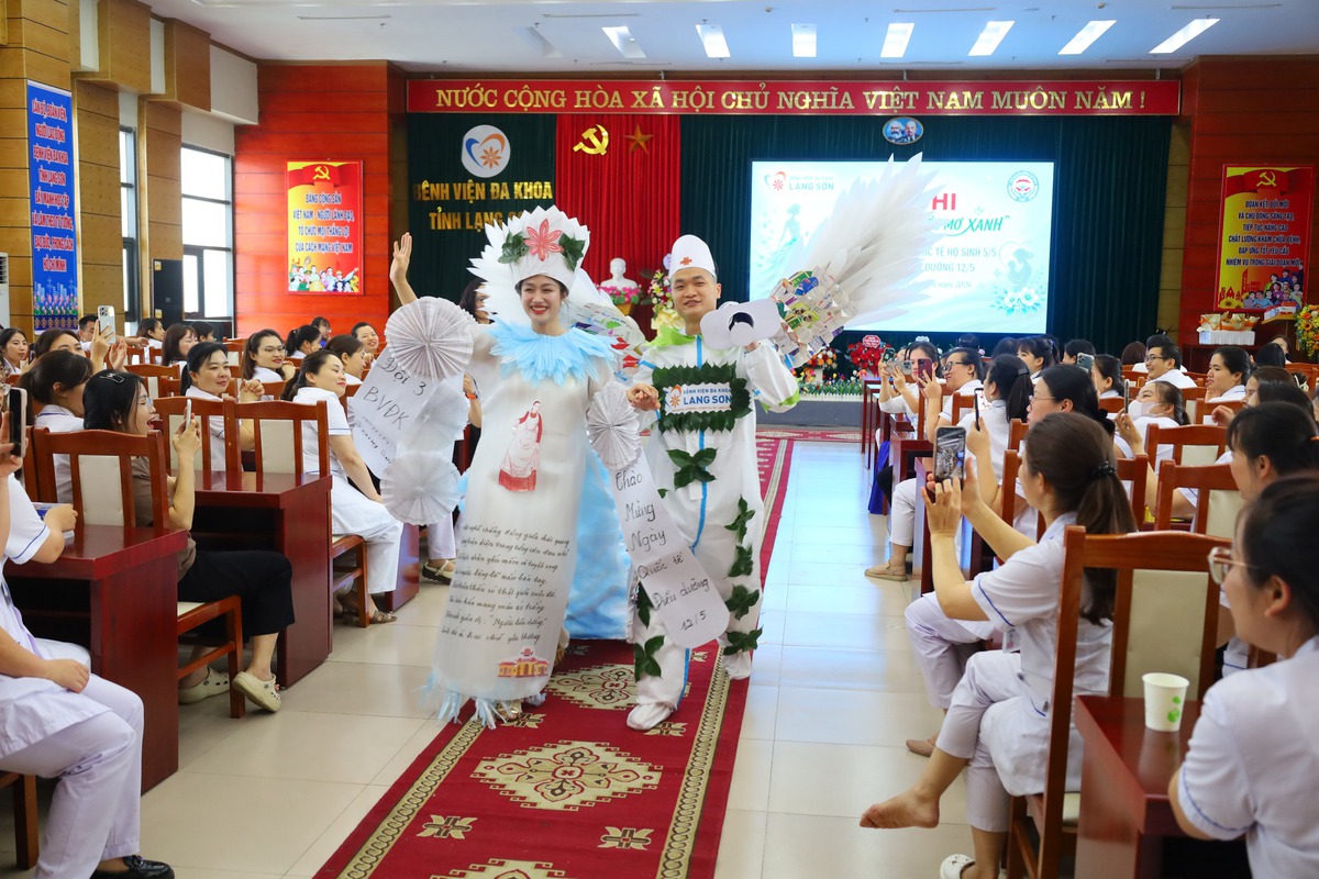 Hơn 70 nữ điều dưỡng thi trình diễn thời trang- Ảnh 4.