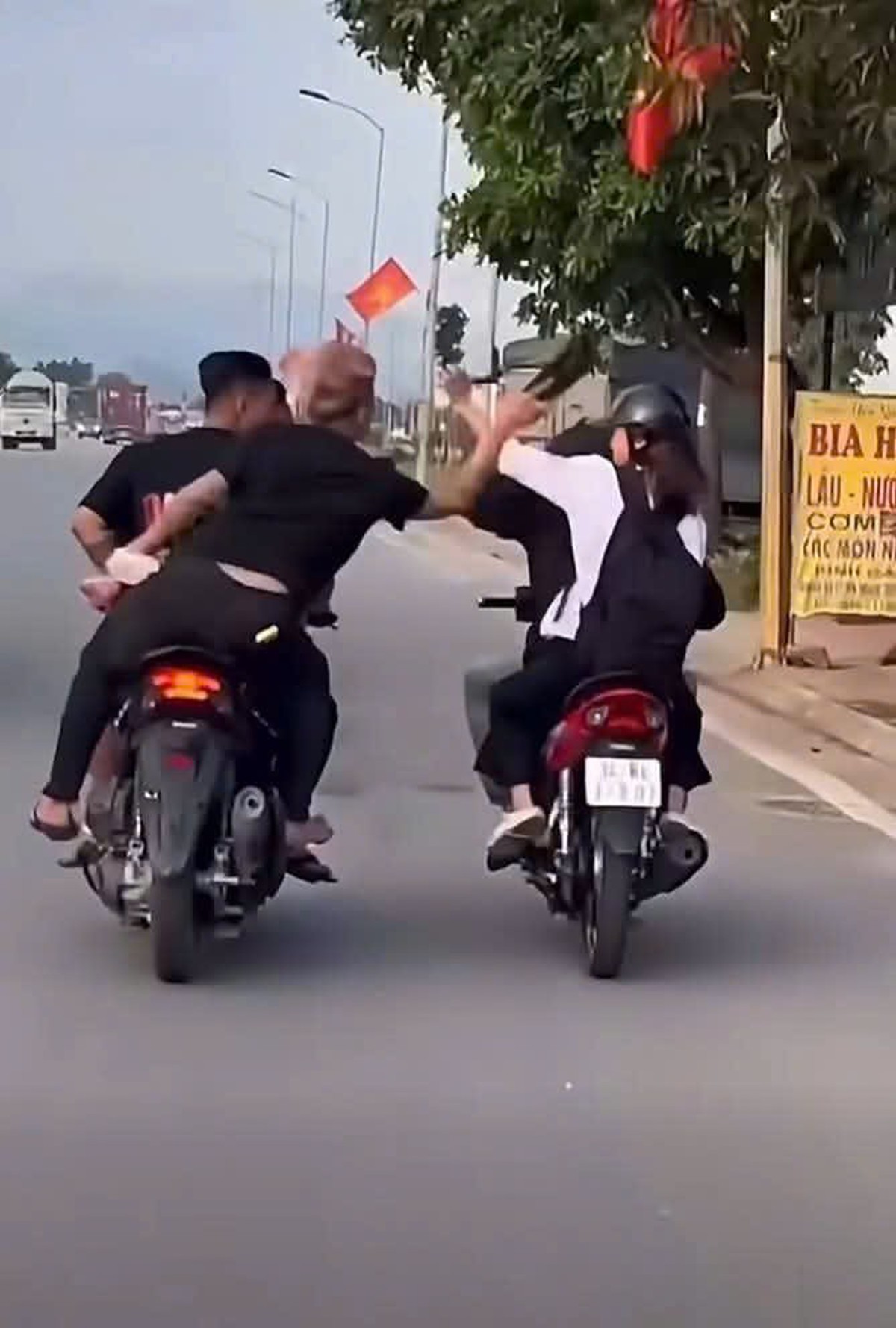Hải Phòng: Xử lý đối tượng vi phạm giao thông trong clip lan truyền trên mạng xã hội- Ảnh 1.