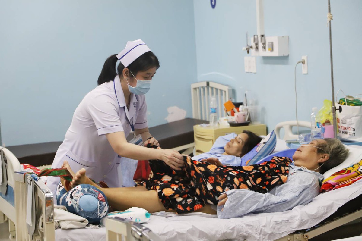 Những điều dưỡng lặng lẽ đồng hành cùng người bệnh- Ảnh 2.