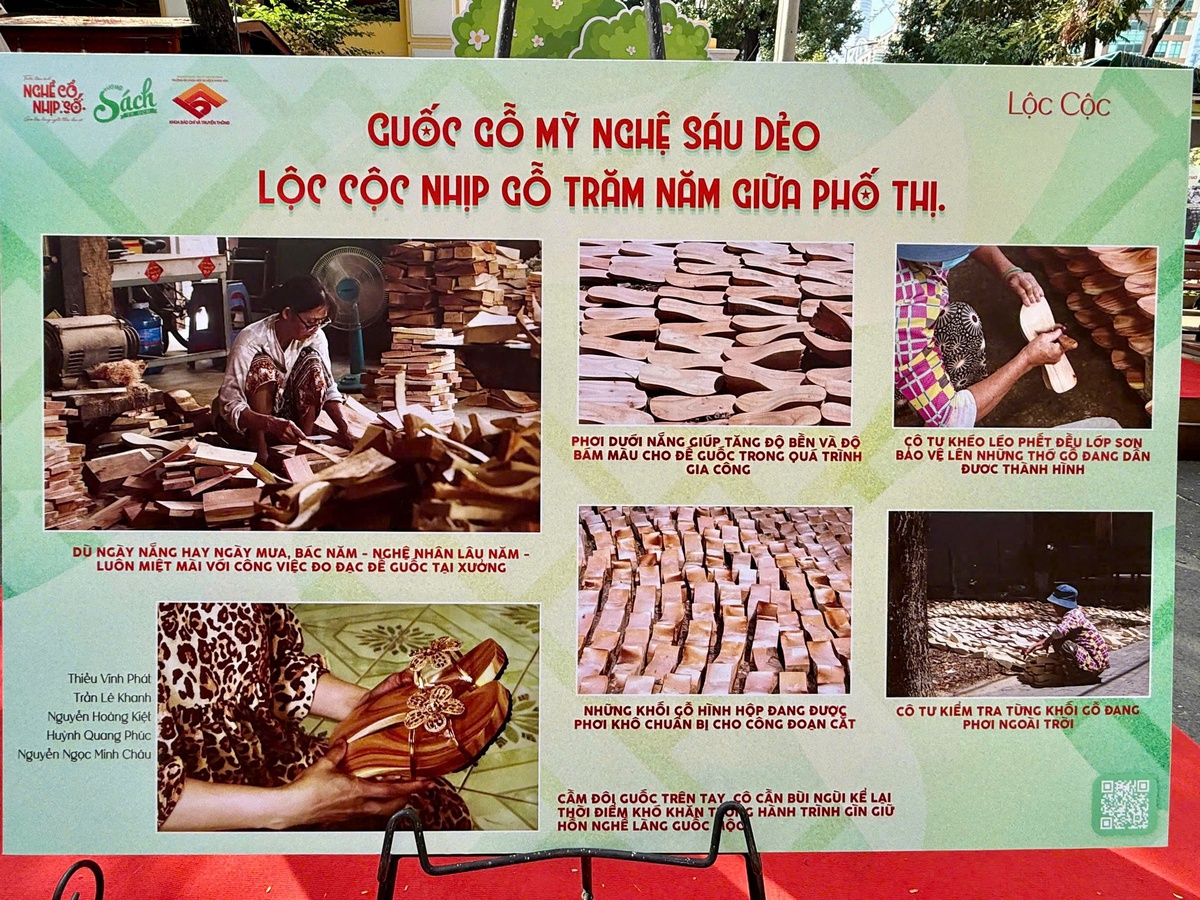 Bộ ảnh về nghề làm guốc gỗ mỹ nghệ của sinh viên Khoa báo chí, được trưng bày tại Đường sách