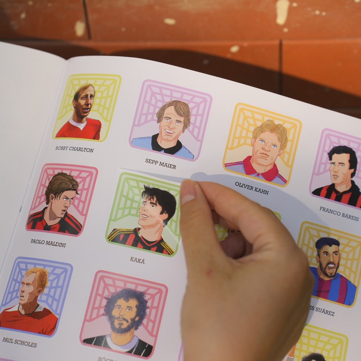 Mỗi cuốn sách đều có sticker cho trẻ bóc dán
