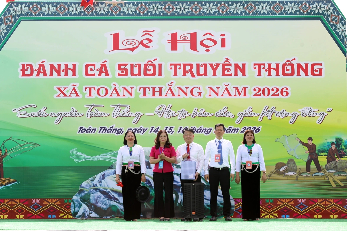 Đồng bào dân tộc Mường nô nức trẩy hội Đánh cá suối truyền thống- Ảnh 2.