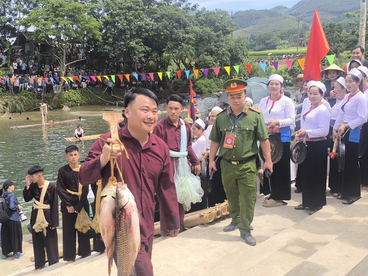 Chùm ảnh: Mục sở thị đồng bào Mường trổ tài đánh bắt cá suối- Ảnh 13. Chùm ảnh: Mục sở thị đồng bào Mường trổ tài đánh bắt cá suối- Ảnh 13.