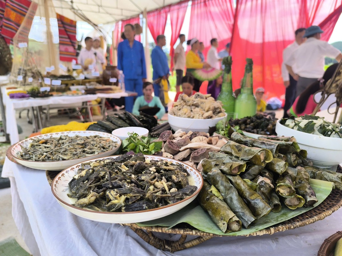 Giữ màu xanh cho lễ hội bên dòng suối Tló - Ảnh 1.