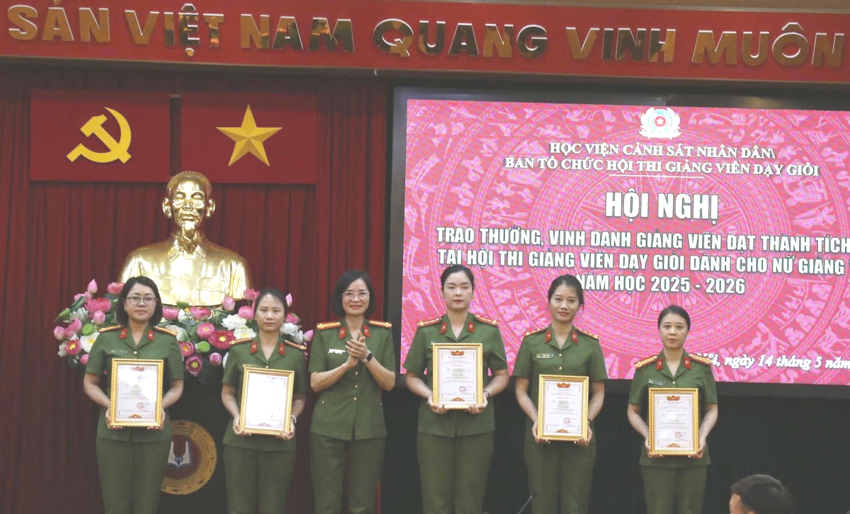 Khen thưởng các nữ giảng viên đoạt giải Hội thi dạy giỏi Học viện Cảnh sát nhân dân- Ảnh 2.