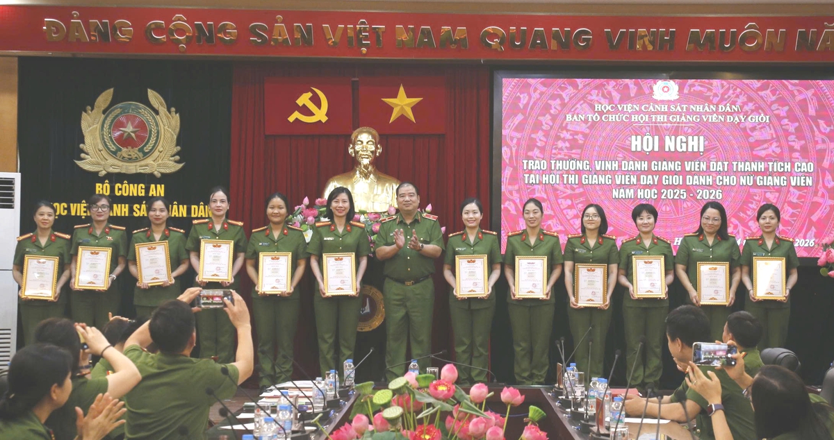 Khen thưởng các nữ giảng viên đoạt giải Hội thi dạy giỏi Học viện Cảnh sát nhân dân- Ảnh 1.