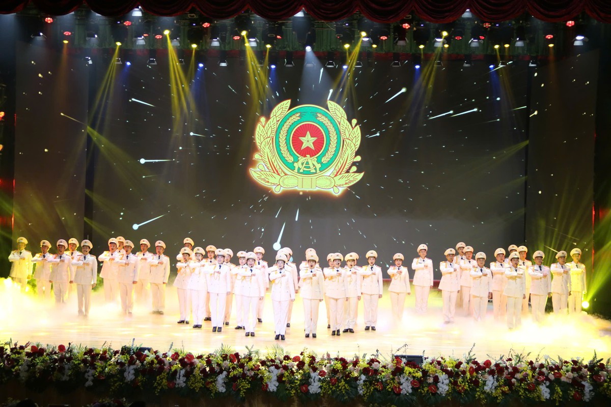Thủ tướng Lê Minh Hưng trao danh hiệu Anh hùng Lực lượng vũ trang nhân dân tặng Công an Hải Phòng- Ảnh 8.