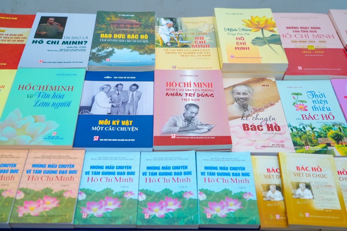 Nhiều đầu sách về Chủ tịch TPHCM được trưng bày tại sự kiện. Ảnh: Hồ Lam