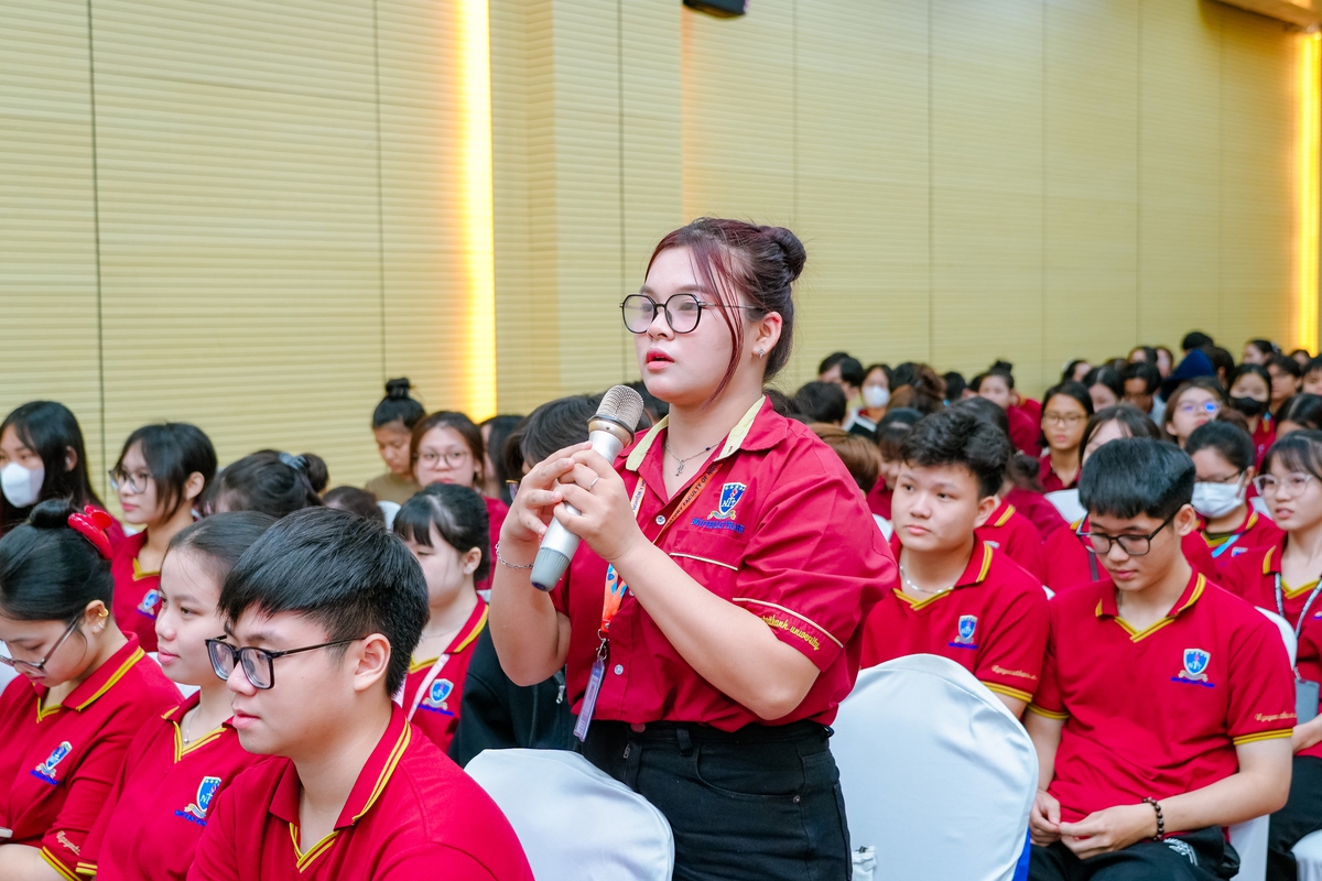Sinh viên trường Đại học Nguyễn Tất Thành lắng nghe và đặt câu hỏi cho GS.TS. Trình Quang Phú. Ảnh: BTC