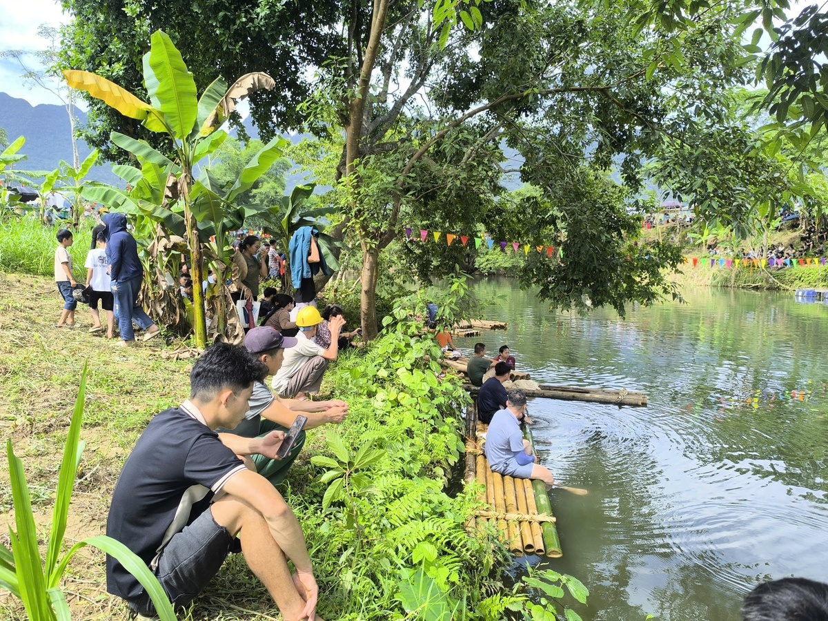 Chùm ảnh: Mục sở thị đồng bào Mường trổ tài đánh bắt cá suối- Ảnh 2. Chùm ảnh: Mục sở thị đồng bào Mường trổ tài đánh bắt cá suối- Ảnh 2.